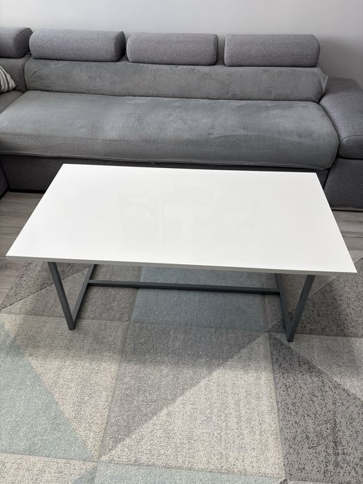 Masuta de cafea minimalista