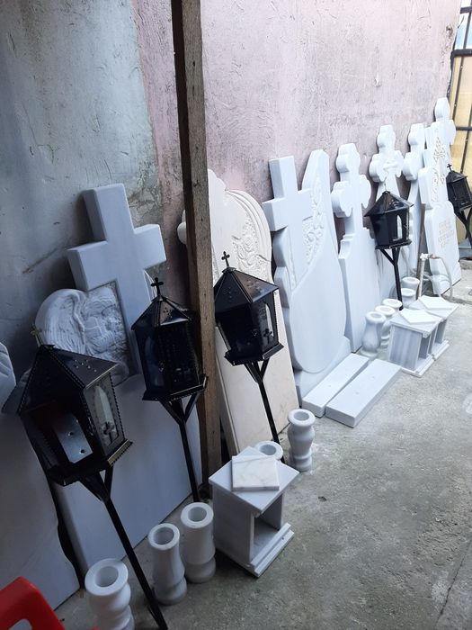 Felinare metalice si cruci din marmură la super preturi