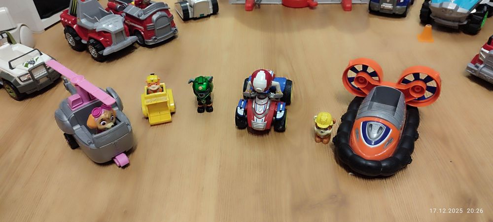 Patrula cățelușilor, sediu cu mașini și figurine, lansator și casca