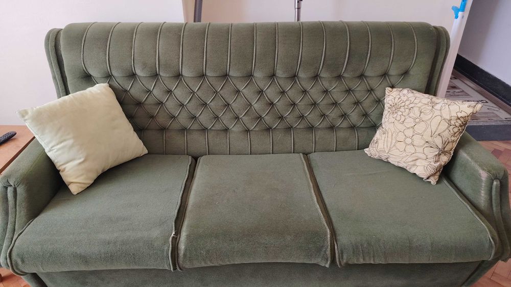 ПОДАРЯВАМ диван с два фотьойла и две табуретки.