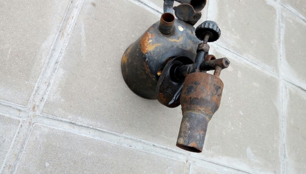 Стар кантар, други старинии и бензинова лампа