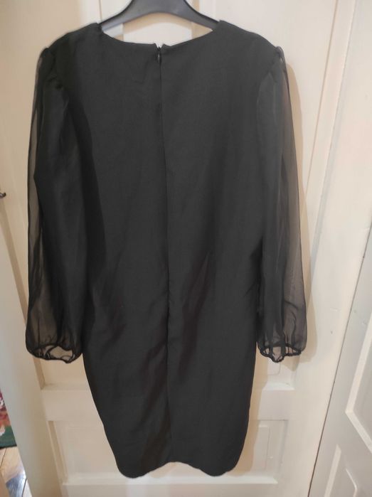 Черна рокля с прозрачни ръкави