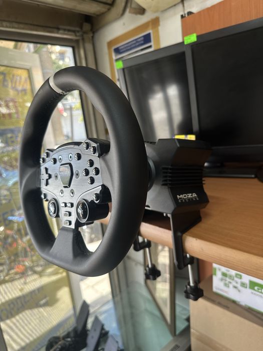 MOZA Racing R5 Direct Drive Bundle – волан, база и педали