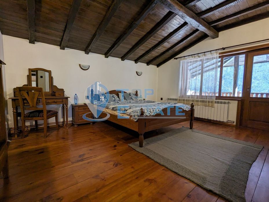 Двуетажна масивна къща в автентичен стил в близост до град Трявна