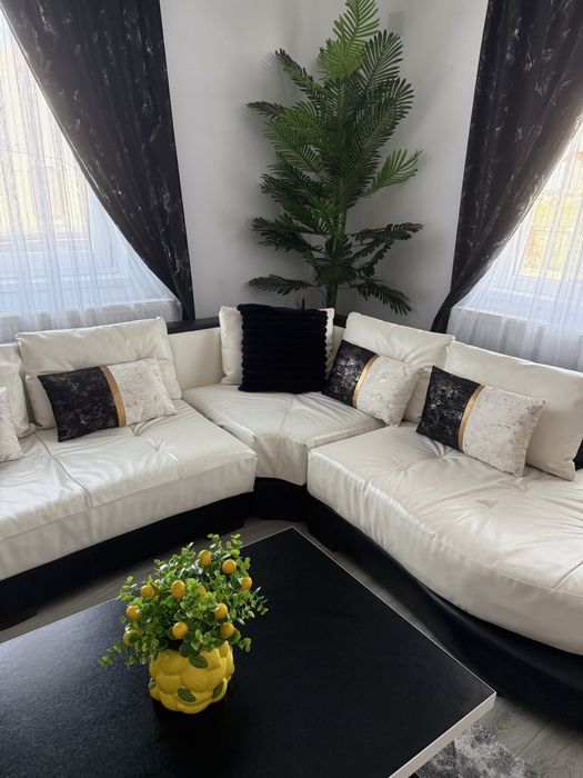Canapea colțar modernă + măsuță de cafea – alb/negru – stare foarte bună