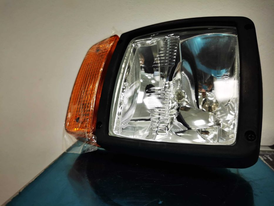 Far stânga buldoexcavator JCB 2CX