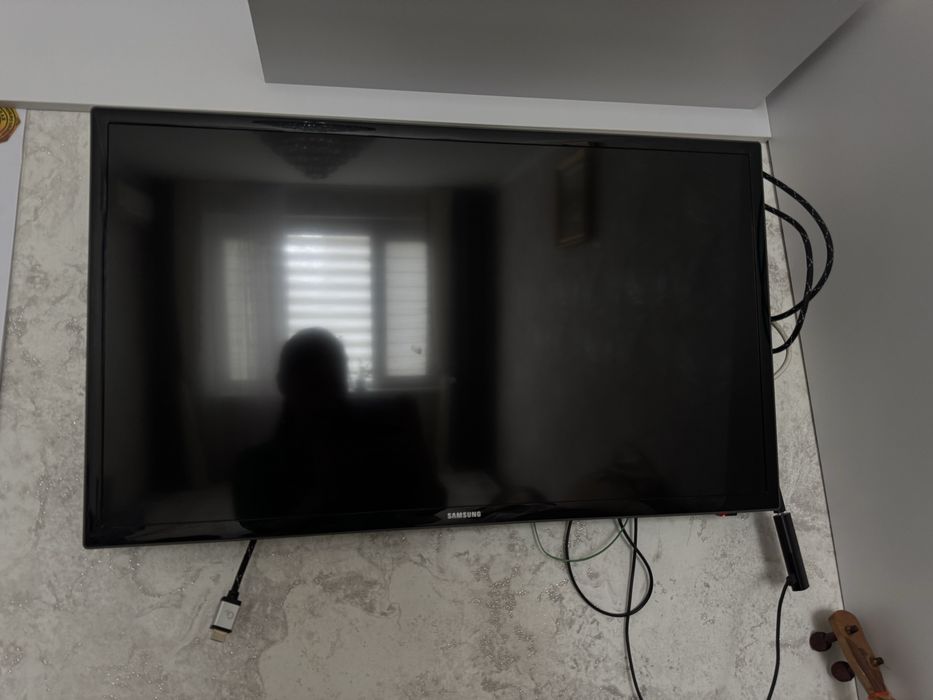 Продается компьютерный стол, 2 телевизора