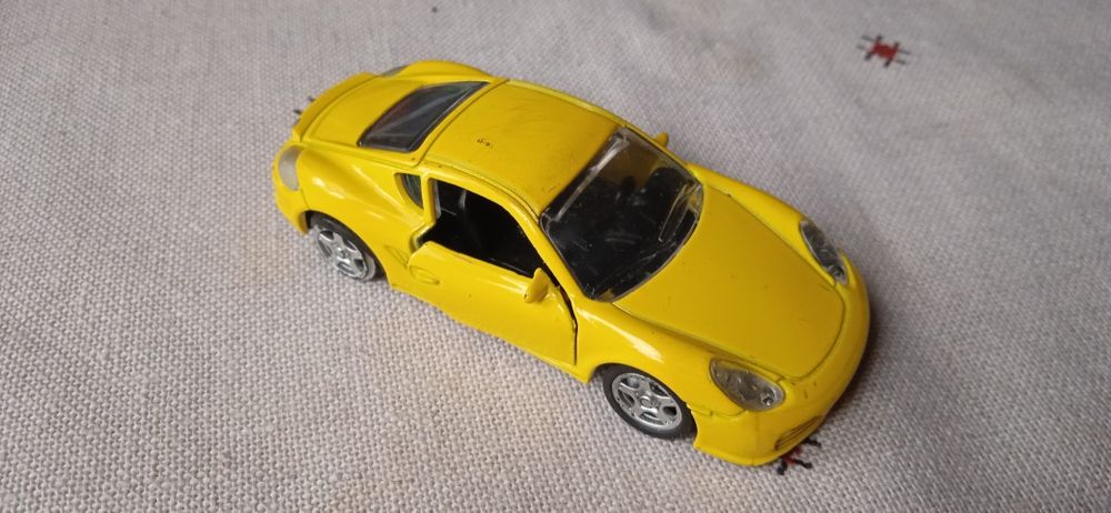 Металлические машинки.