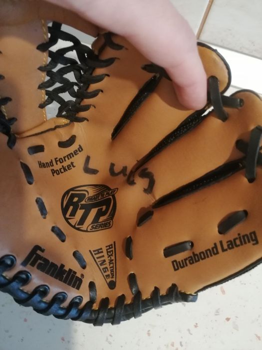 Manusi de baseball și minge oficiala