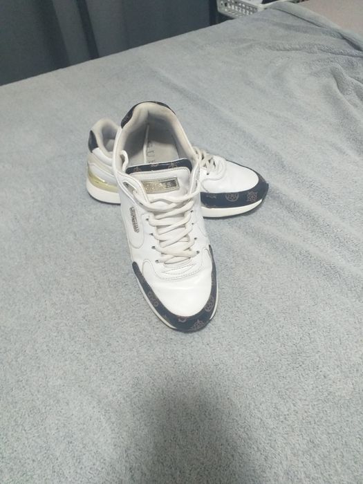 Vând pantofi Guess