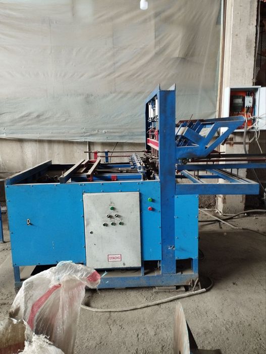 Stanok poluavtomat dlya izgotovleniya darojnix i betpnnix setok