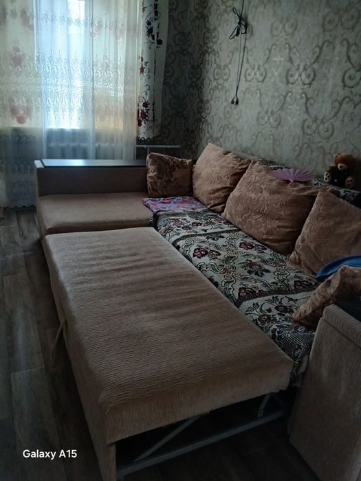 Угловой диван с подушками
