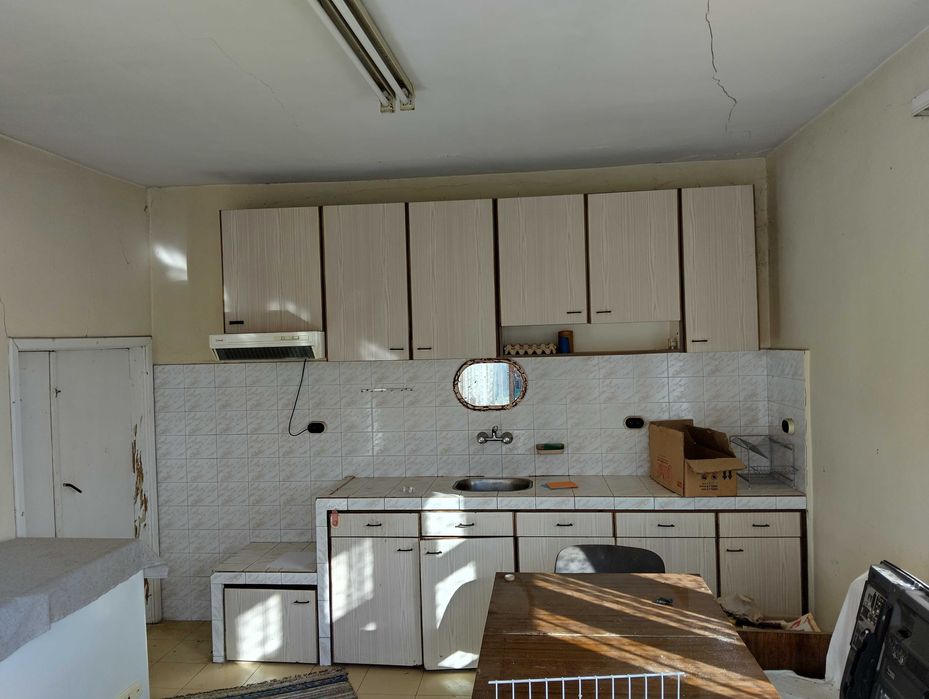 Продава тухлена къща с гараж