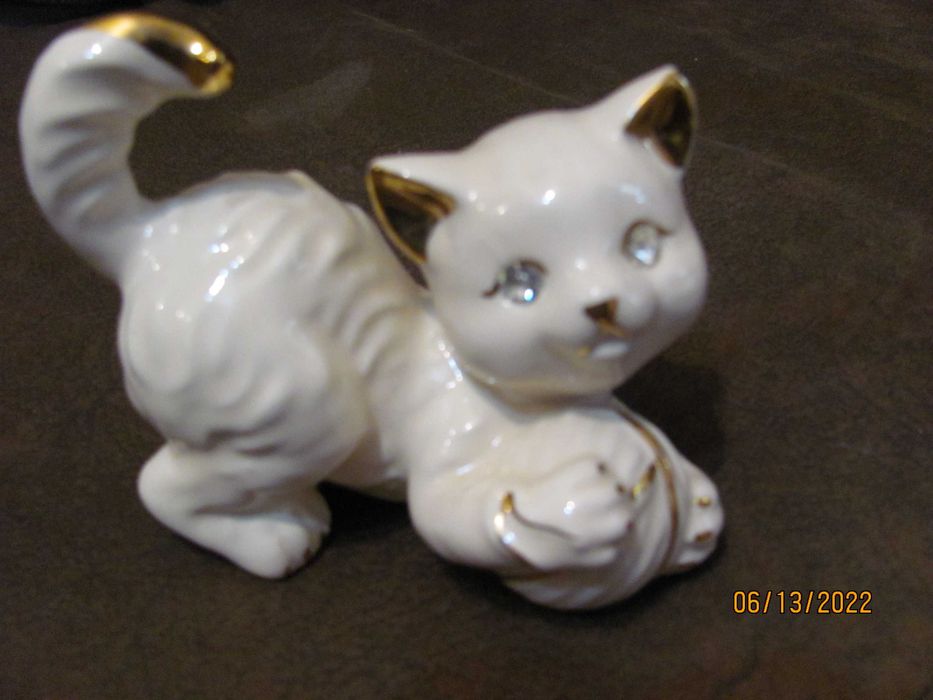 статуэтка котик играющий в мяч.