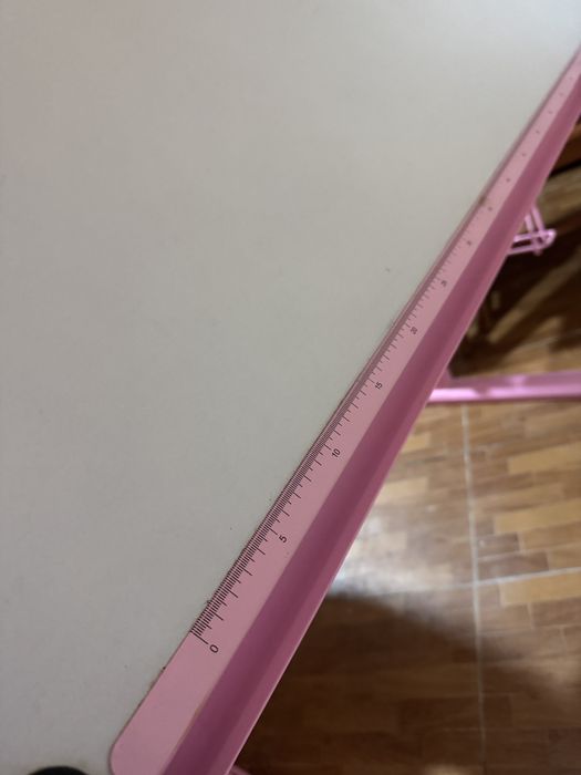 Masa de croitorie sau birou pentru desen tehnic  alb cu roz reglabila