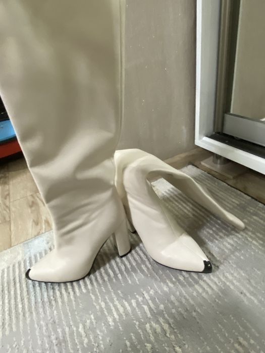 Продам белые сапоги