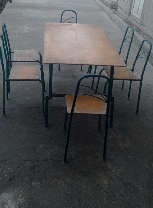 Stol stul idish tovoqlari bilan