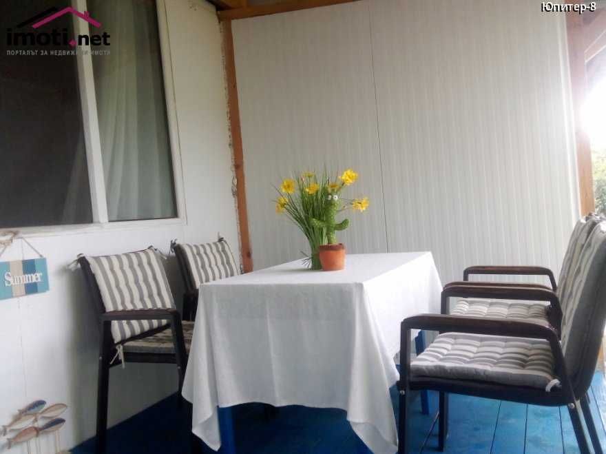 Продава бунгало с веранда в Кариани до брега.