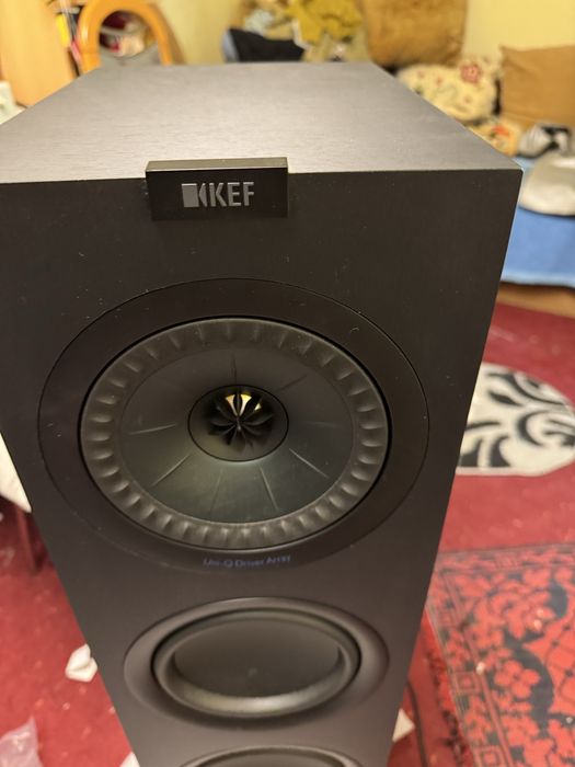 Boxa dreapta din perechea de boxe de pardoseala KEF Q 750