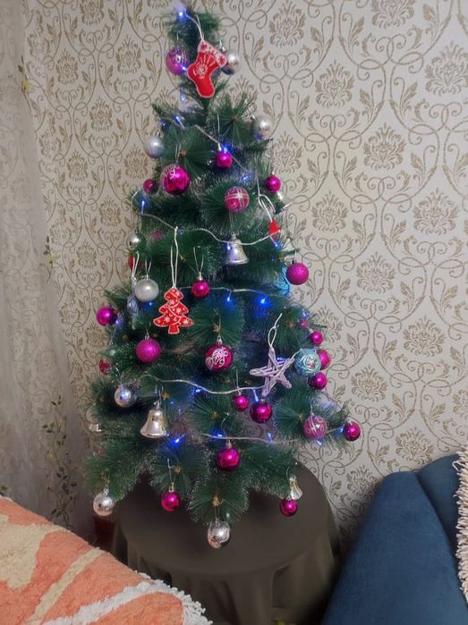 Ёлка с игрушками и гирляндой