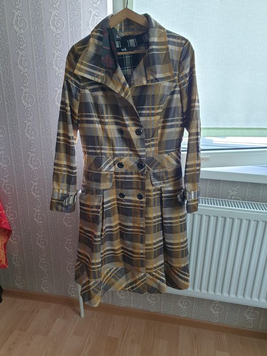 Продам по 5000 размер пальто 50 плащ 44