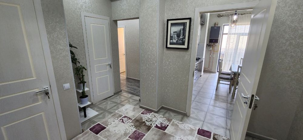 Сдаётся трёхкомнатная квартира.