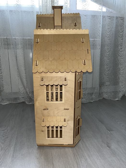 Игрушечный деревянный домик