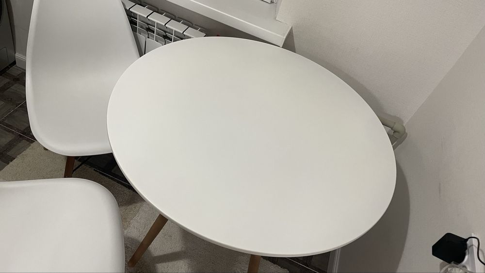 Стол  круглый белый