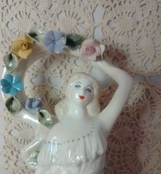 Doua bibelouri vintage romanesti de colectie, din portelan:  Femeie cu ghirlanda de flori, Apulum, lucrata manual si  figurina religioasa  Iisus