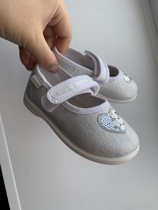 Продам новые детские туфли