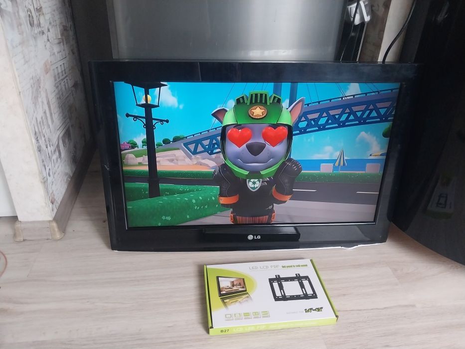 Телевизор LG 80см. Не смарт. С кронштейном.