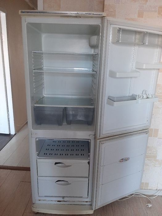 Холодильник с морозильной камерой