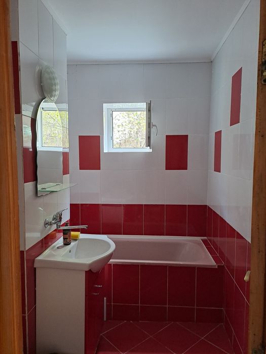 Vând apartament trei camere etaj 2,zonă rezidențială  Piatra Neamț
