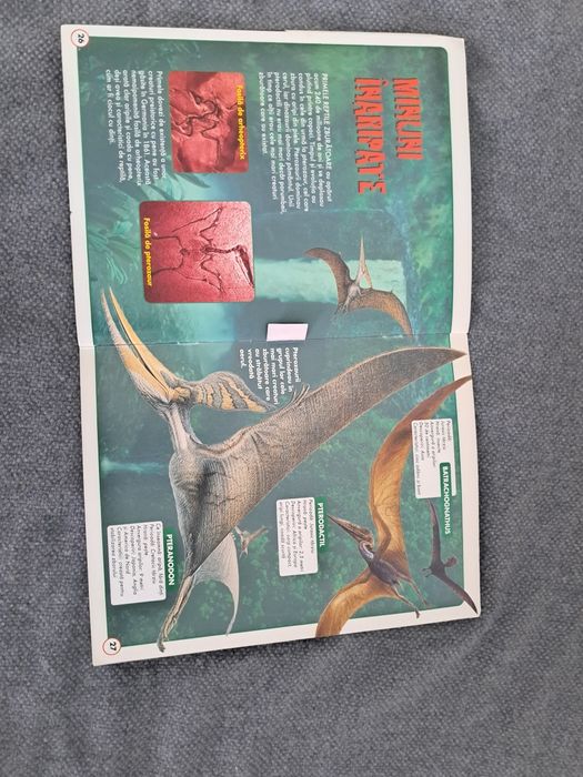Carte 3 D Dinozauri+ ochelari