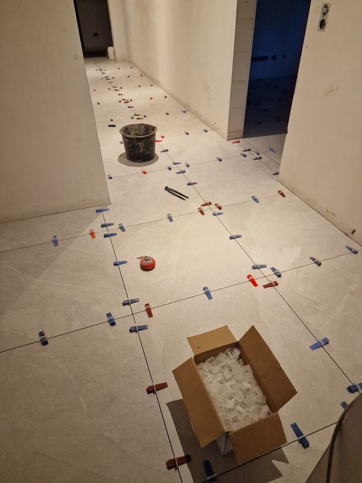 Placări faianță și gresie.