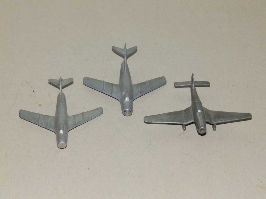 Стари детски играчки на различни цени