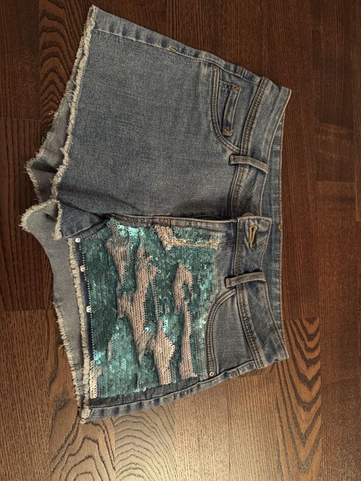 Pantaloni scurți din denim cu paiete – model statement