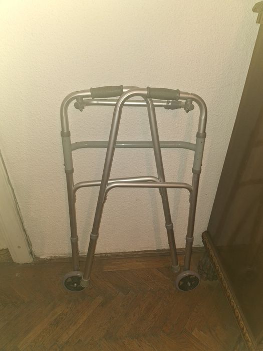 Cadru de mers pliabil, ajustabil pe inaltime, din aluminiu