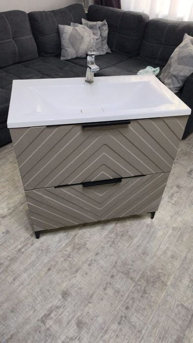 Продам тумбу для ванной с раковиной и зеркалом