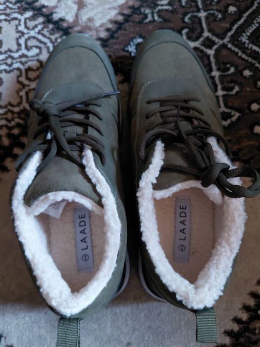 Кроссовка сотилади размер 44
