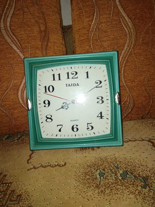 Ceas de perete cu afisaj analogic