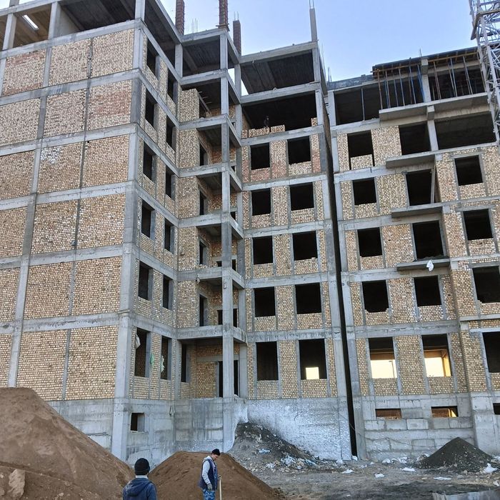 Yangi qurilgan uy sotiladi