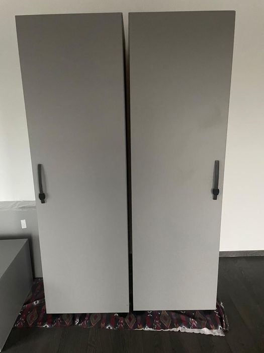 Dulapuri suprapuse cu polițe și usi