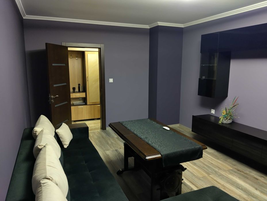 Продава луксозен тристаен апартамент