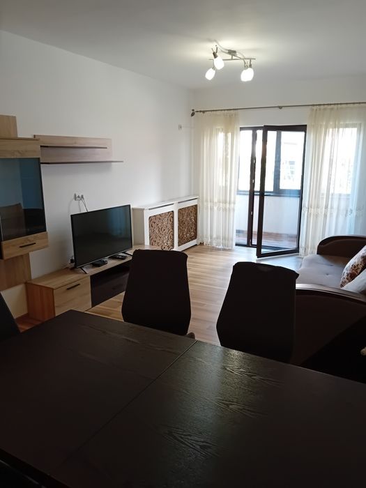 Închiriez apartament cu 3 camere decomandat