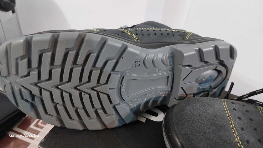 Pantofi pentru lucru cu protectie metalica