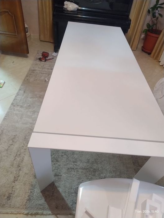 Masa alungabila și scaune.