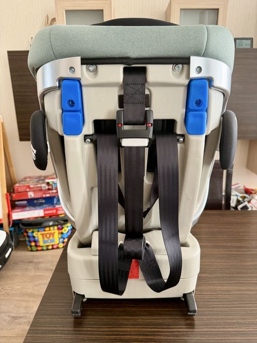 Продавам 2 броя Kikka Boo - Стол за кола 4 Strong ISOFIX