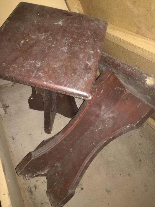 Продавам маси, стойки за чадър