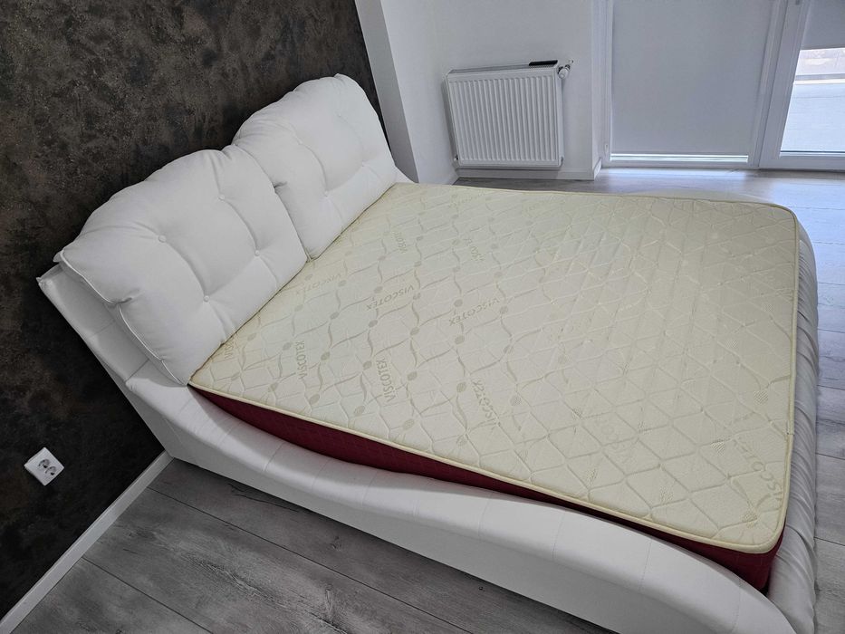 Pat tapitat cu tetiere, saltea si somiera rabatabila 160/200